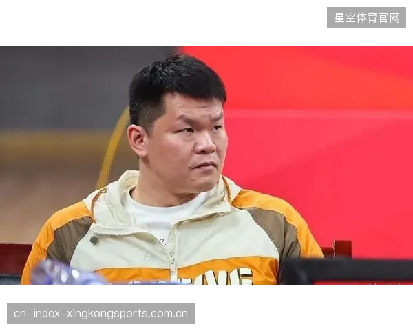逆境中的坚韧：篮球明星受伤后团队携手共渡难关